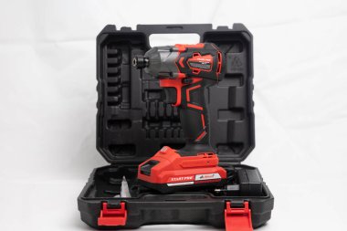 Beyaz bir arka plan üzerinde Akülü tornavida