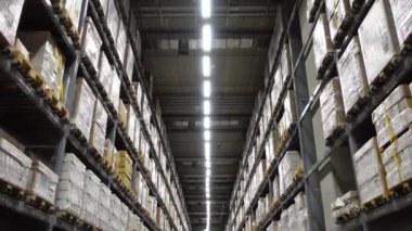 Bangkok, Tayland 23 Ocak 2022: IKEA ürün depolama adaları POV boyunca yürüyor