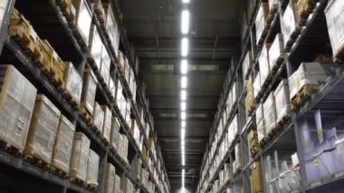 Bangkok, Tayland 23 Ocak 2022: IKEA ürün depolama adaları POV boyunca yürüyor