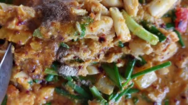 Mani Cucchiai Mangiare Carne Granchio Mare Mescolare Friggere Con Curry — Video Stock
