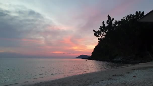 夕阳西下的泰国海滨风景 天空美丽而柔和 — 图库视频影像