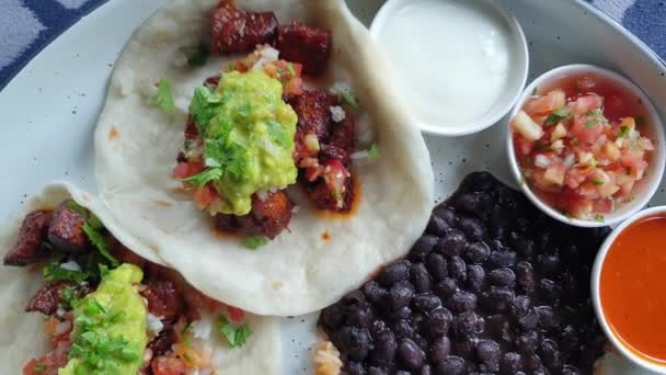 Hand Essen Mexikanische Carnitas Taco Mit Guacamole Sauce Mit Brean — Stockvideo