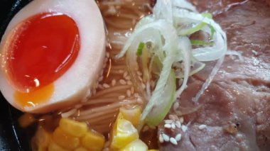 Hokkiado Sapporo tereyağlı mısır eriştesi, chashu bbq domuz eti, yumurta ve negi Japon erişte mutfağı.