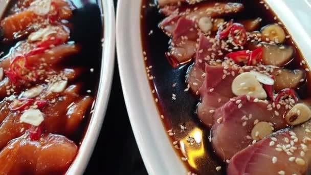 韩国菜融合式泡菜鲑鱼和辣味生鱼片酱中的酱油与稻草和辣味海鲜酱汁一起食用 — 图库视频影像