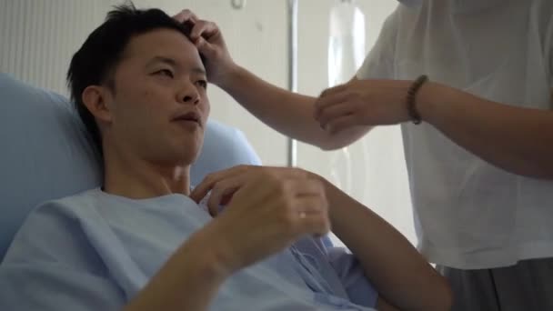 Азиатская Жена Навещают Мужа Больнице Играть Веселиться Заботьтесь Смеяться Хорошее — стоковое видео