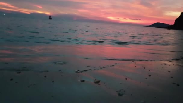 Langzame Golf Roze Pastel Zonsondergang Reflectie Het Paradijs Strand Thailand — Stockvideo