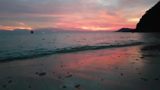 Zeitlupenwelle Und Rosa Pastellfarbener Sonnenuntergang Paradiesstrand Von Thailand — Stockvideo