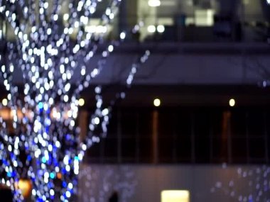 Japon halkı Noel mevsiminde gece fazla mesai yapıyor. Aydınlatma ve ofis ışıkları yanıyor.