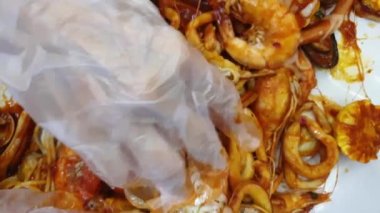El pençe karides toplarken, cajun bbq masanın üstüne döküldü ve deniz ürünleri buğulama sosu yedi.