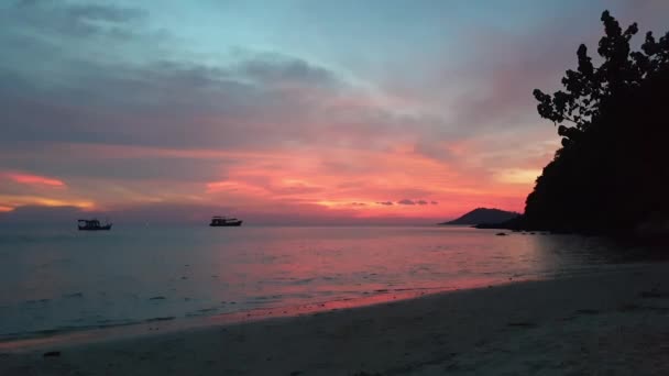 Céu Noturno Pôr Sol Laranja Vermelho Pastel Ilha Praia Silhueta — Vídeo de Stock