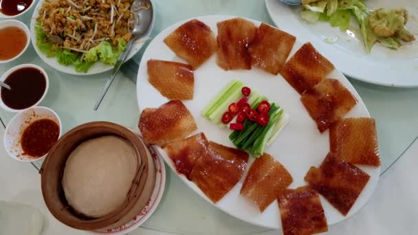 Jedzenie Chińskiej Restauracji Jedzenie Rzyganie Kaczka Chrupiące Prażona Skóra Naleśniki — Wideo stockowe