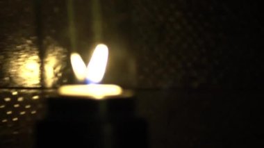 Gece karanlığında mum yanıp sönüyor. Banyoda yansıyor. Romantik, havalı bir hava.