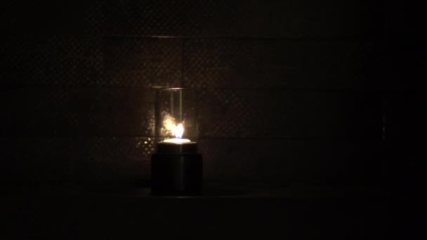 Vela Parpadeo Noche Reflexión Cuarto Baño Oscuro Reflexión Romántica Ambiente — Vídeo de stock