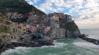 Cinque Terra, La spezia, İtalya Manarola Sahil Köyü Kış batımında Güzel küçük bir balıkçı köyü Yavaş çekim