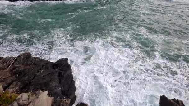 Güçlü Okyanus Dalgası Yüksek Açılı Kayaların Üzerinden Geçiyor Arka Plan — Stok video