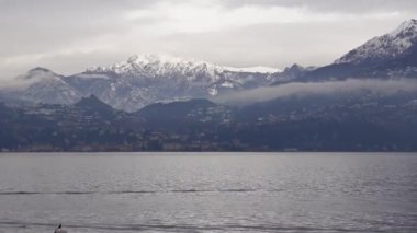 İtalya 'nın Varenne Gölü' nün karşısındaki Bellagio köyü soğuk Aralık ayında dağların tepesinde karla kaplıydı.