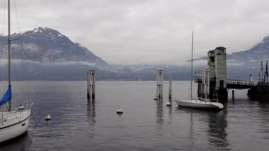 Varenna Kıyısı Gölü Como, İtalya Soğuk karlı kış mevsiminde dinlenme ve dinlenme manzarası