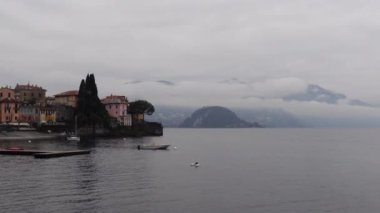 Varenna Kıyısı Gölü Como, İtalya Soğuk karlı kış mevsiminde dinlenme ve dinlenme manzarası