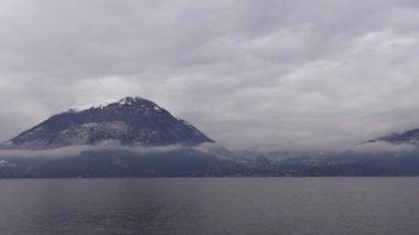 Varenna Kıyısı Gölü Como, İtalya Soğuk karlı kış mevsiminde dinlenme ve dinlenme manzarası
