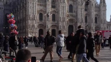 Milano, İtalya 17 Aralık 2022 - Noel tatilinde Piazza del Duomo Meydanı 'nda yürüyen bir kalabalık