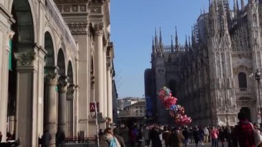 Milano, İtalya 17 Aralık 2022 - Noel tatilinde Piazza del Duomo Meydanı 'nda yürüyen bir kalabalık