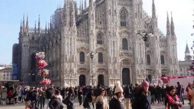 Milano, İtalya 17 Aralık 2022 - Noel tatilinde Piazza del Duomo Meydanı 'nda yürüyen bir kalabalık