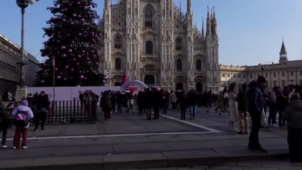 ミラノ イタリア2022年12月17日 クリスマス休暇中にドゥオーモ広場を歩く人々の群衆 — ストック動画