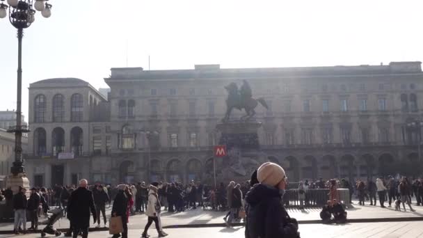 ミラノ イタリア2022年12月17日 クリスマス休暇中にドゥオーモ広場を歩く人々の群衆 — ストック動画