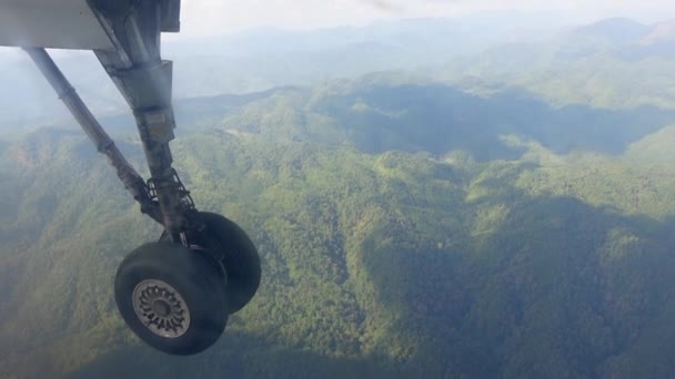 Plane Wheel Take Passenger Point View Window Seat Lush Mountain — Vídeo de stock