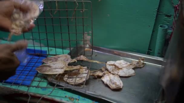 Seller Preparing Dry Squids Grilling Street Side Thailand Snack Famous — Stockvideo