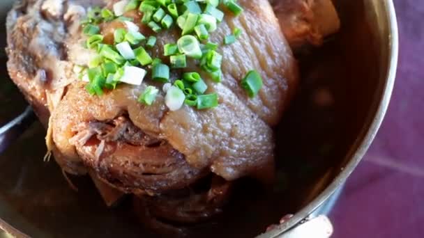 火锅热腾腾的黄铜锅里盛着猪肉 指关节 煮沸的锅子 中式云南菜 — 图库视频影像