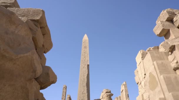Obelisk Mezi Velkými Sloupy Hypostyle Hall Karnak Chrám Luxor Egypt — Stock video