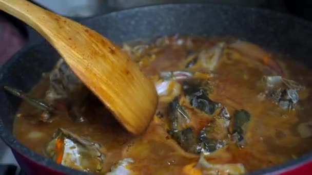 Сваренный Сингапурский Краб Чили Морепродукты Фирменное Блюдо Пряный Соус Толстый — стоковое видео