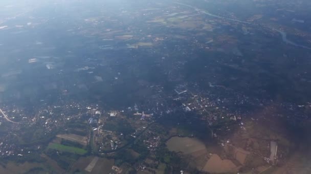 航空機の窓から見た街並み緑とリビングエリア Top View — ストック動画