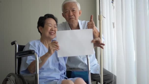 Azji Senior Para Mąż Gospodarstwa Reklama Znak Wypadek Rannych Opieki — Wideo stockowe