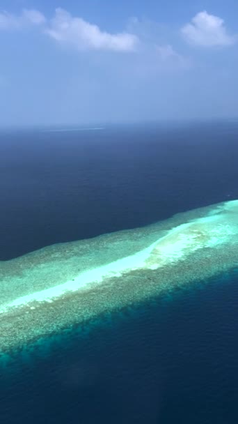 马尔代夫群岛白色沙滩美丽的珊瑚礁蓝绿色的海陆空景观起飞垂直视频 — 图库视频影像