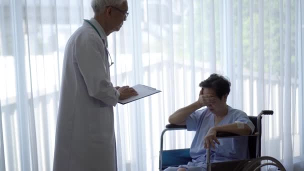 아시아 의사의 문제로 소식을 슬펐다 — 비디오