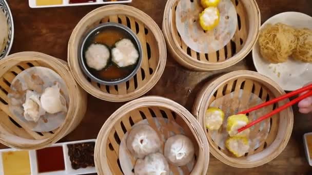 Mãos Pauzinhos Comendo Dim Sum Shu Mai Chinês Hong Kong — Vídeo de Stock