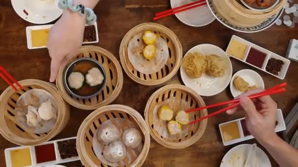 Manos Palillos Comiendo Dim Sum Shu Mai Chino Hong Kong — Vídeos de Stock