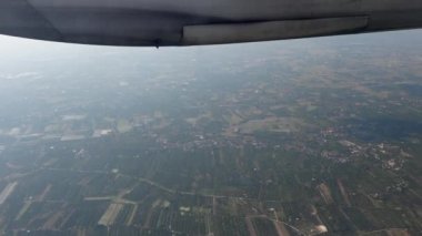 Öğleden sonra 2,5. Güneydoğu Asya hava kirliliği. Yanan mevsim hava kirliliğinden dolayı uçak manzarası.