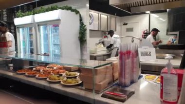 Milan, İtalya - 18 Aralık 2022: Duomo Meydanı civarındaki ünlü pizza ve İtalyan fast food dükkanının içindeki pizzacı spontini dükkanı