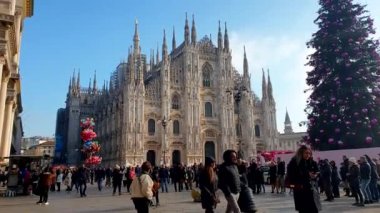 Milano, İtalya 17 Aralık 2022 Duomo Piazza Meydanı 'nda Noel zamanı yürüyüş yapan yerel ve turist kalabalığı