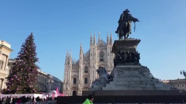 Milan, İtalya 17 Aralık 2022: Duomo Katedrali ve Vittorio Emanuele heykeli durimg noel zamanı dünyanın en ünlü simgesi