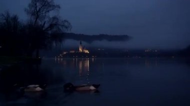 Kan Gölü Slovanya Şatosu Kilisesi Ada 'da Akşam Işığı Altında Soğuk Yağmurlu Bulutlu Kış Gecesi Doğası