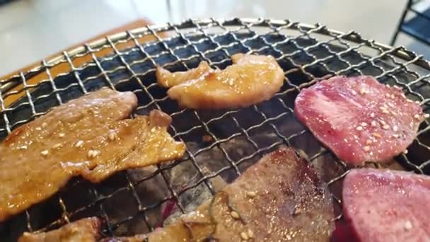 日本风格的烧烤木炭 山楂肉和牛肉片 — 图库视频影像