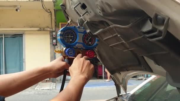 Perbaikan Pemeriksaan Garasi Untuk Sistem Pendingin Kompresor Bocor Tersangka Toko — Stok Video
