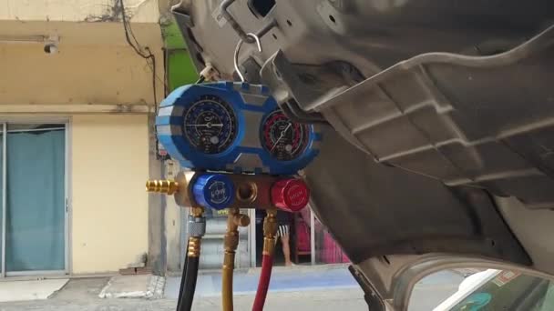 泰国清迈2023年4月8日Honda Brio检查空调机冷却系统允许可疑的Auti车间检查压力 — 图库视频影像