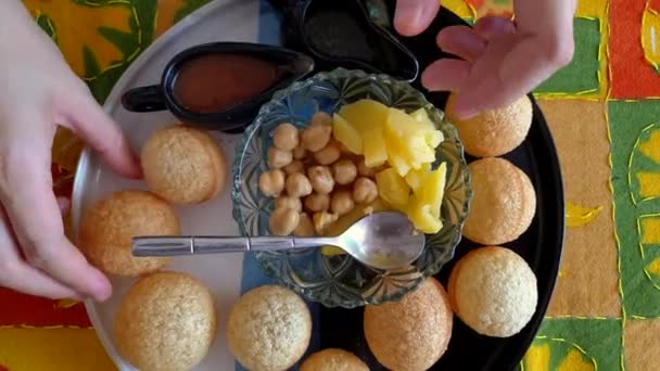 Kvinna Hand Misslyckad Sprickbildning Äta Panipuri Indiska Mellanmål Mat Krispig — Stockvideo