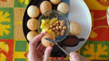 Kadın el şakası yapıp panipuri topunu yiyor ünlü Hindistan yemekleri yiyor.