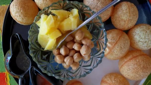 印度食品著名的潘尼普利油炸运动球与土豆和蚕豆沙司一起吃 — 图库视频影像